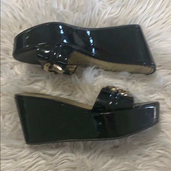 JUICY COUTURE PATENT LEATHER LOGO SANDALS SIZE 8M - Picture 2 of 4